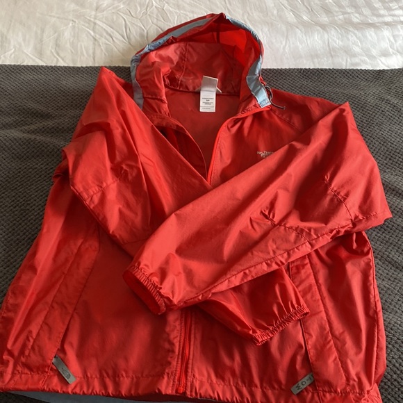 North Face women windbreaker . Red and Pink Never been worn. Size Small - Picture 5 of 7